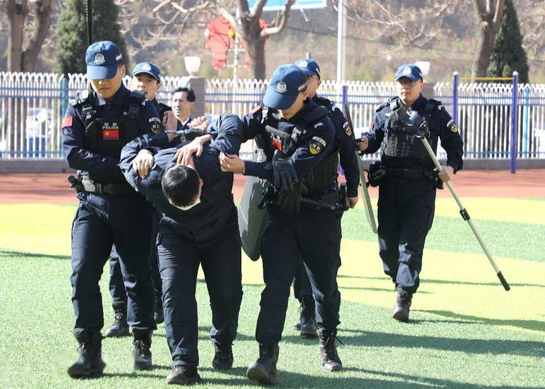 以练备战中阳县公安局组织开展校园涉爆反恐演练