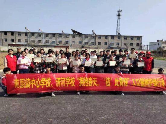 颍上县南照镇中心学校,清河学校在学校绿化区开展植树活动,师生们热情