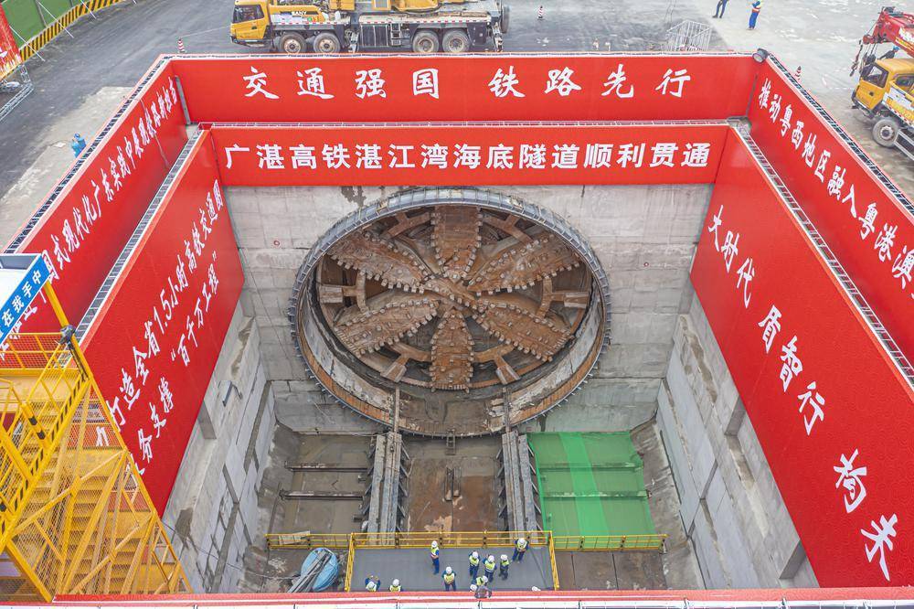 重大新进展广湛高铁湛江湾海底隧道今日贯通