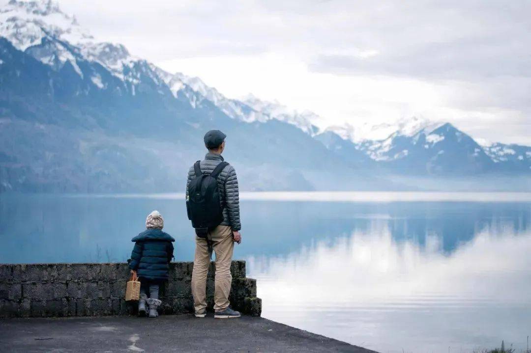 长大后依然"跟父母亲"的孩子,往往是父母做对了4件事_妈妈_情绪_女儿