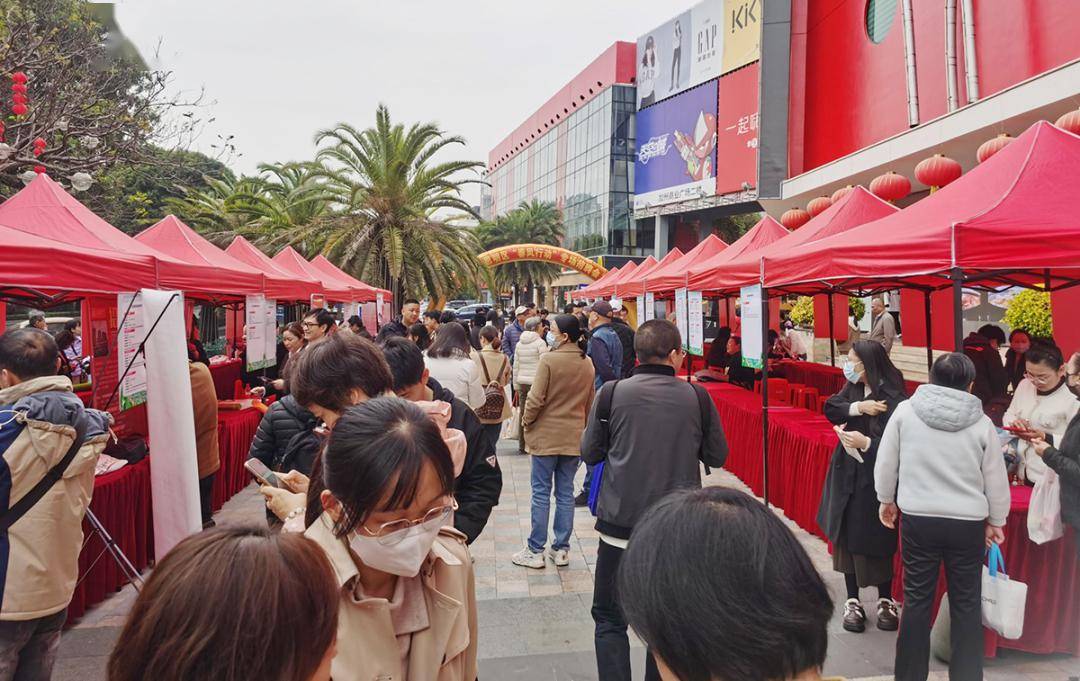 湖里区江头街道后埔社区劳动综合服务基地,后埔零工驿站工作人员周