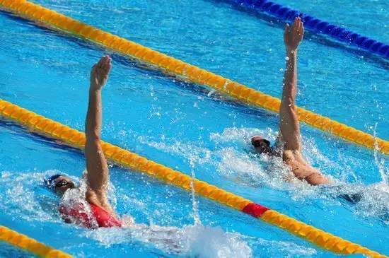 游泳要选对泳姿:女士减肥自由, 男生蝶泳增上围!