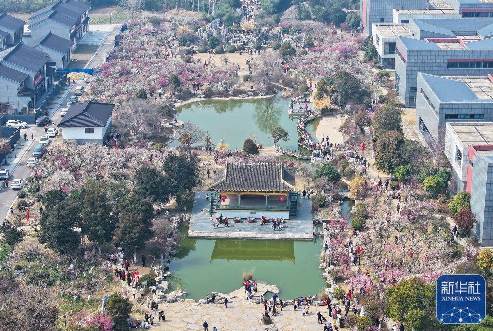 新华社记者 季春鹏 摄3月16日,人们在浙江省嘉兴市范蠡湖公园休闲.