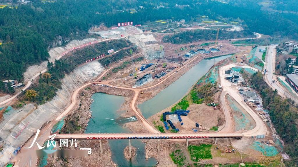 2024年3月15日,四川省巴中市通江县,青峪口水库建设现场一片繁忙景象.