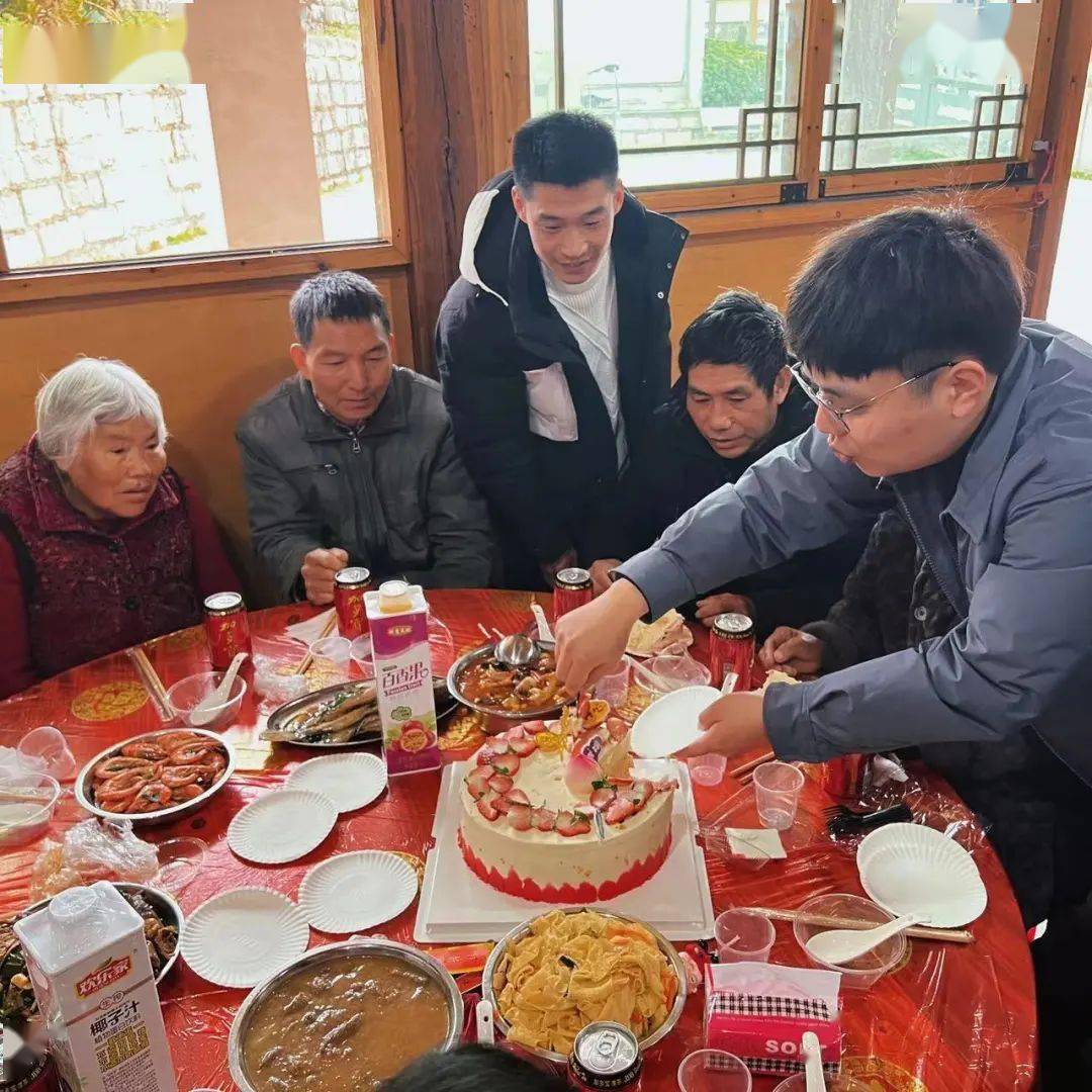 老人生日聚会图片