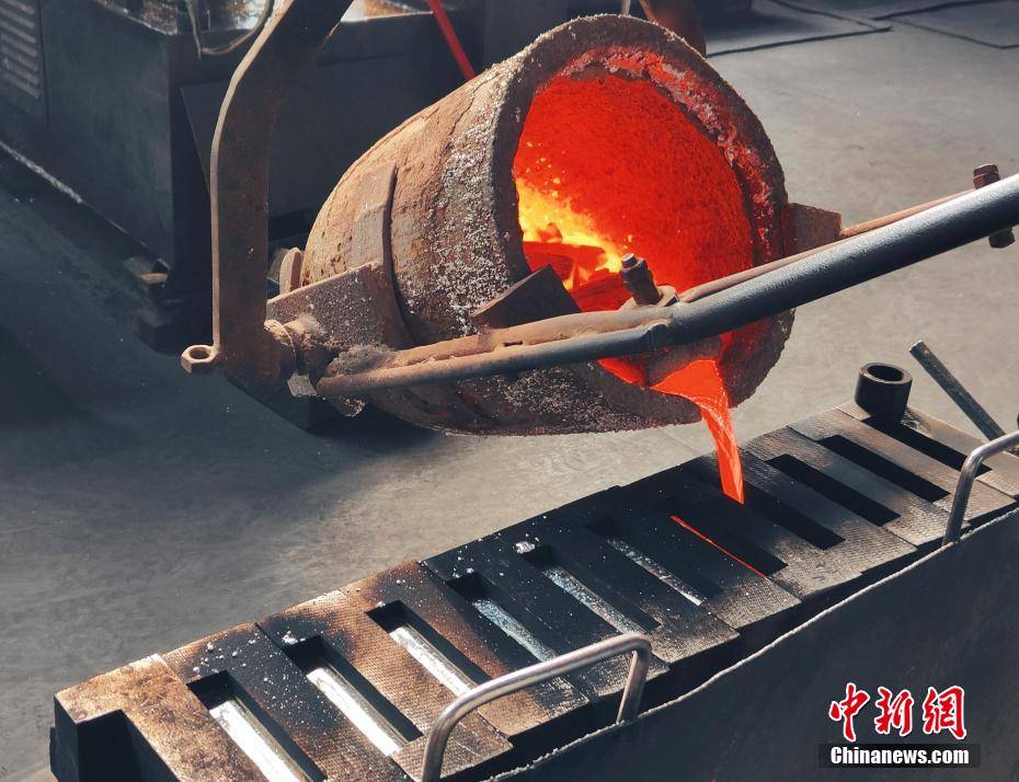 图为电解后银粉熔铸铸型.