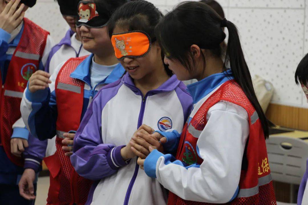 奉献友爱互助进步保定二中开展学雷锋活动月小橘灯助残接力活动