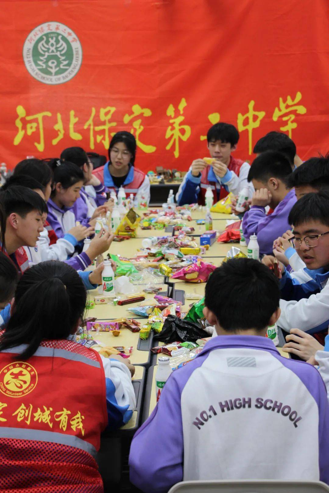 奉献友爱互助进步保定二中开展学雷锋活动月小橘灯助残接力活动