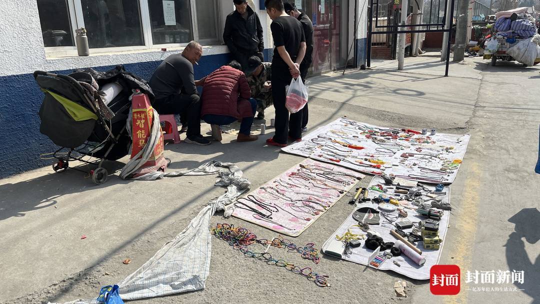 文化大厦和小学之间的村道 郝莹 摄林强介绍,"我们邻居爷爷就天天去六