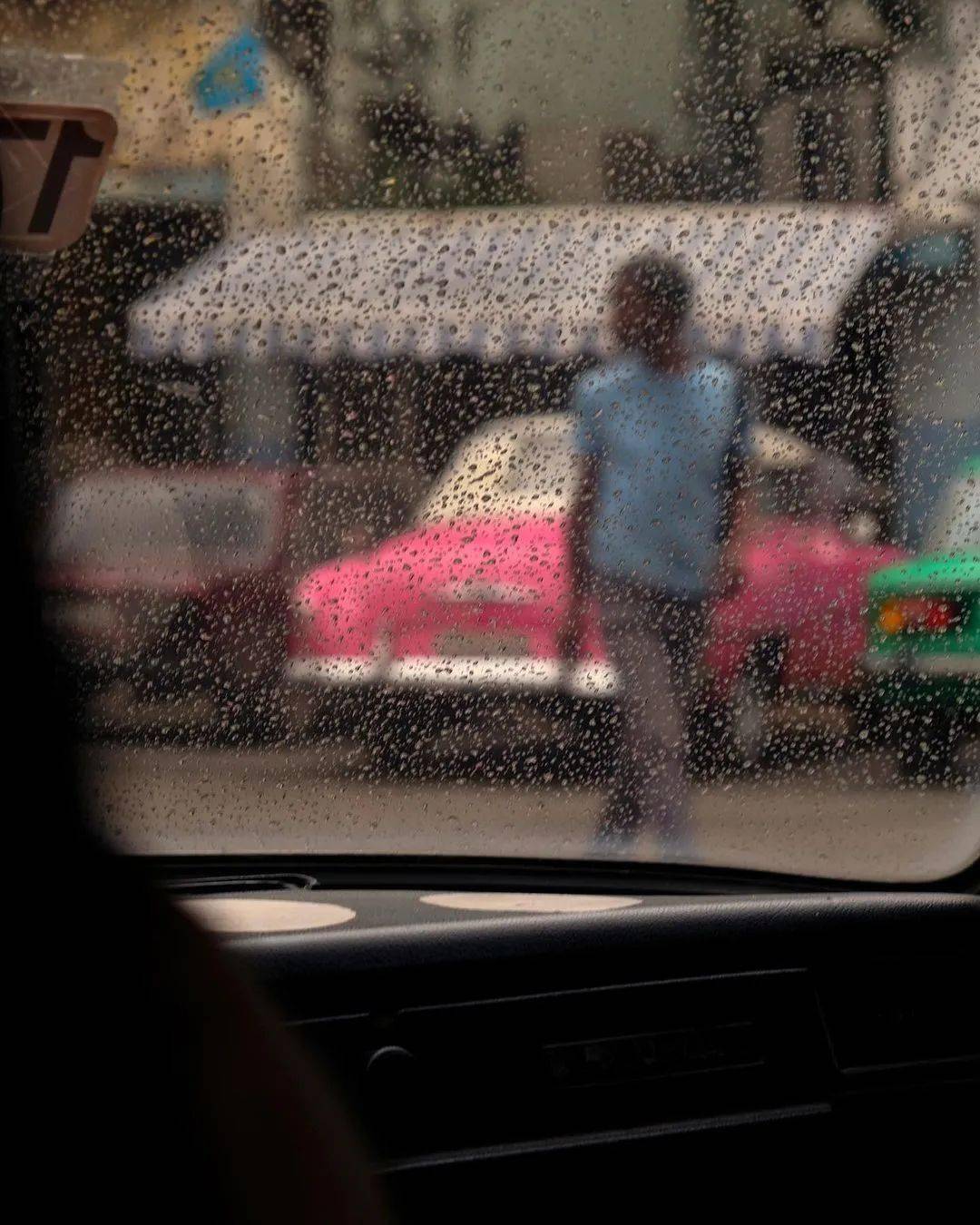 也许能看到许多不一样的画面下雨天当镜头透过玻璃photo by ins