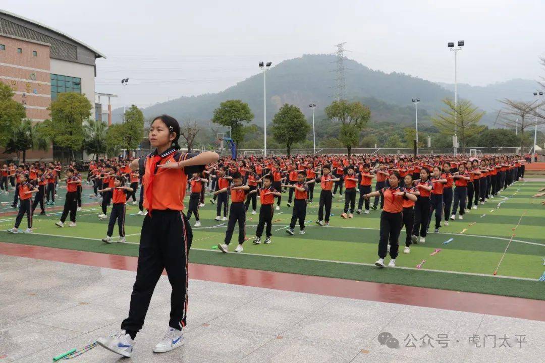 在首先进行的队列队形展示环节,随着指挥员发出"向左转""稍息""立正"