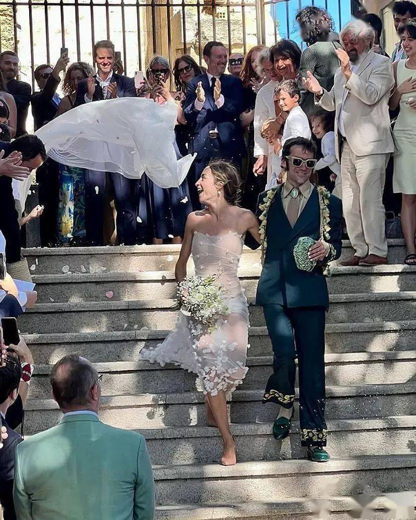 2024年流行的婚纱竟是透明款席卷西班牙的新式婚礼穿