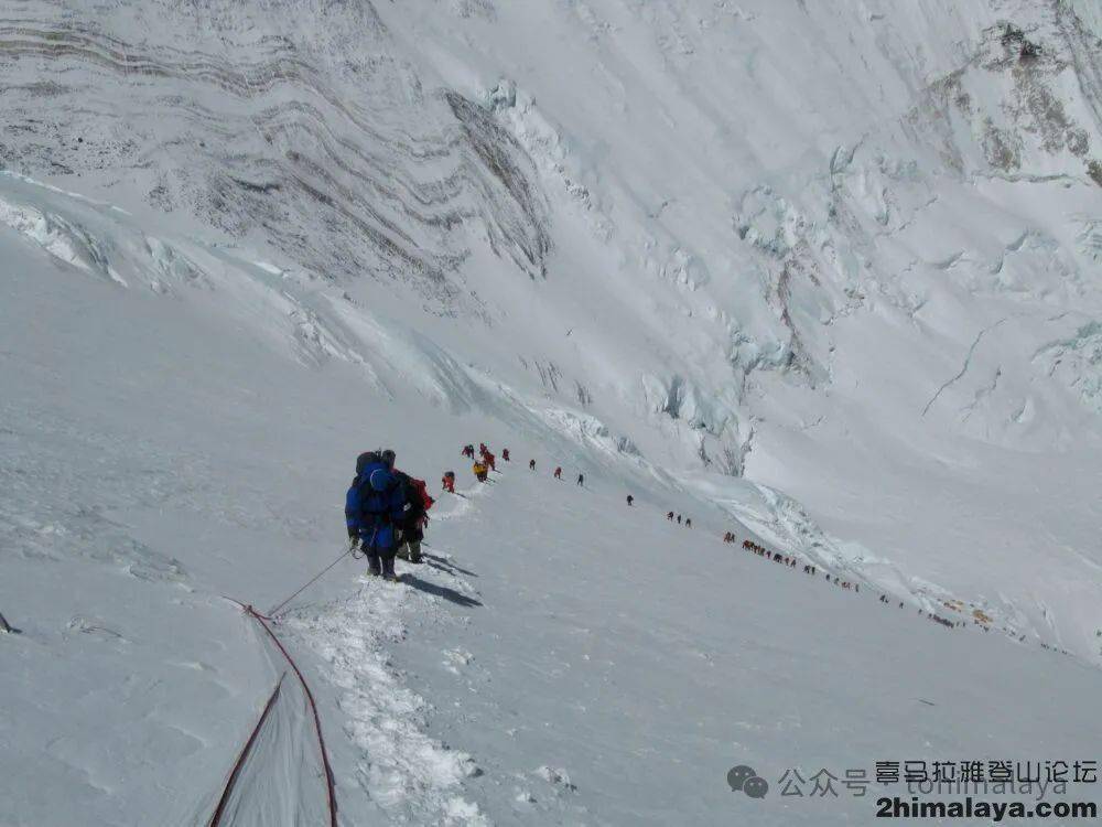 尼泊尔2024年珠穆朗玛峰今年何人在山峰进行攀登总攀登人数接近1950人