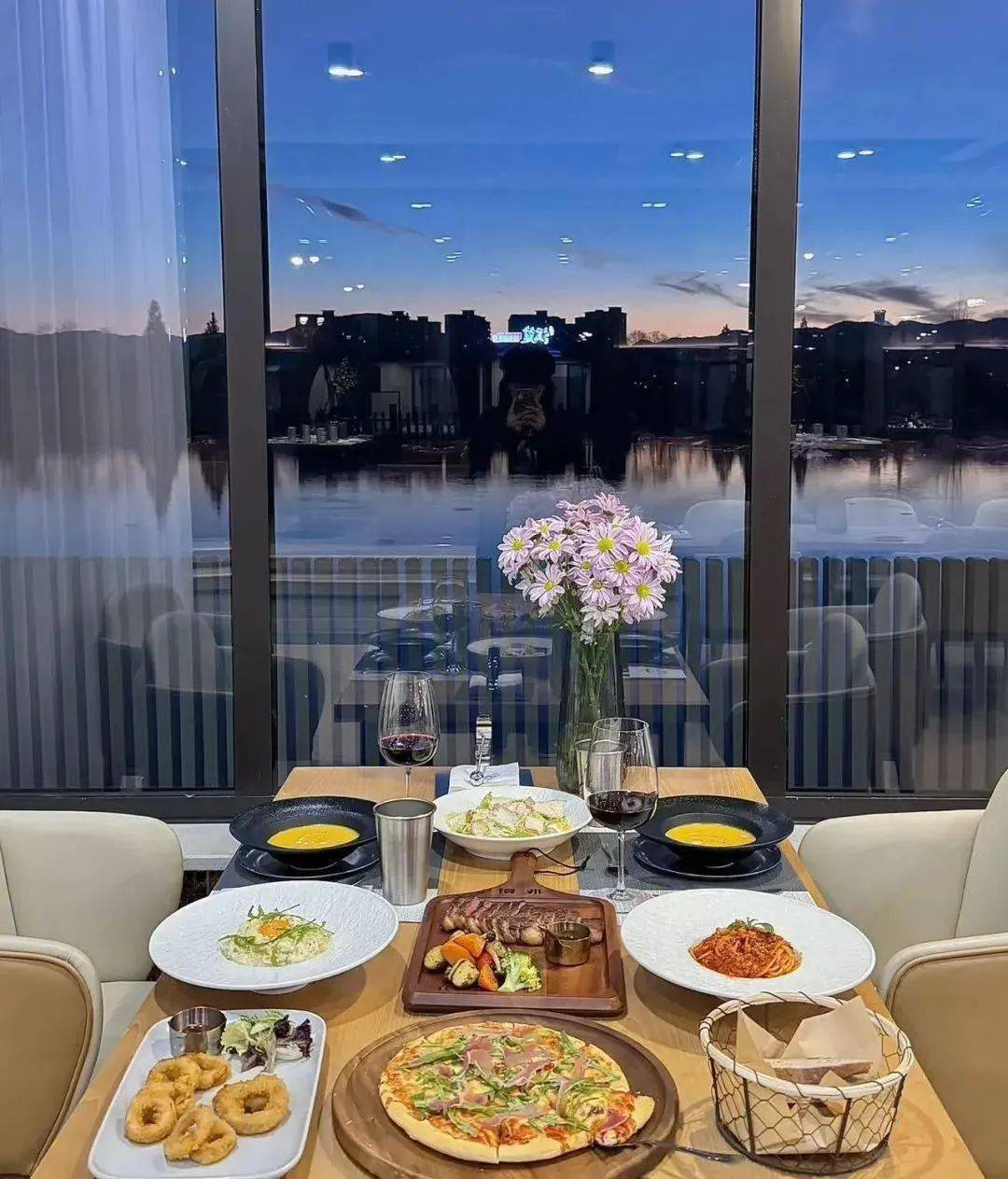 西餐厅采用大面积的落地玻璃设计,引风与景入室,让近处鉴湖和远处苍山