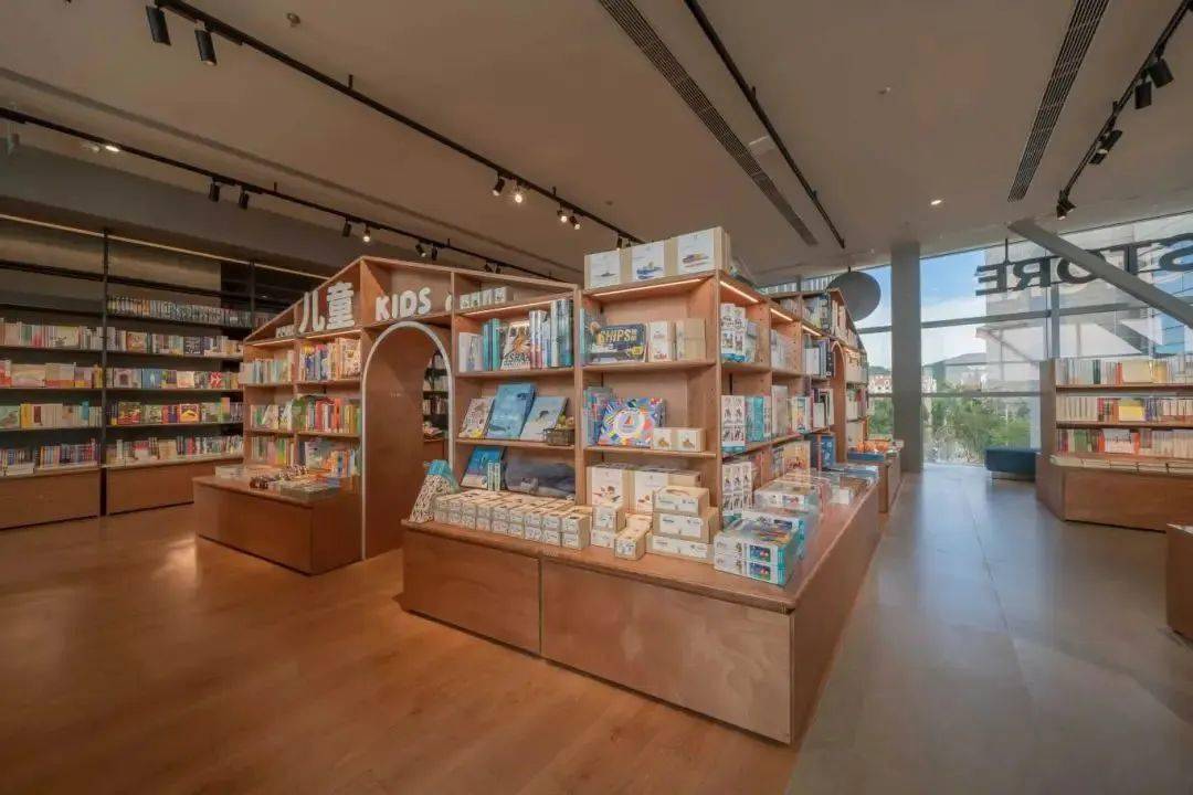 在设计上,茑屋书店以青岛最具特色"红瓦绿树,碧海蓝天"的城市景观为