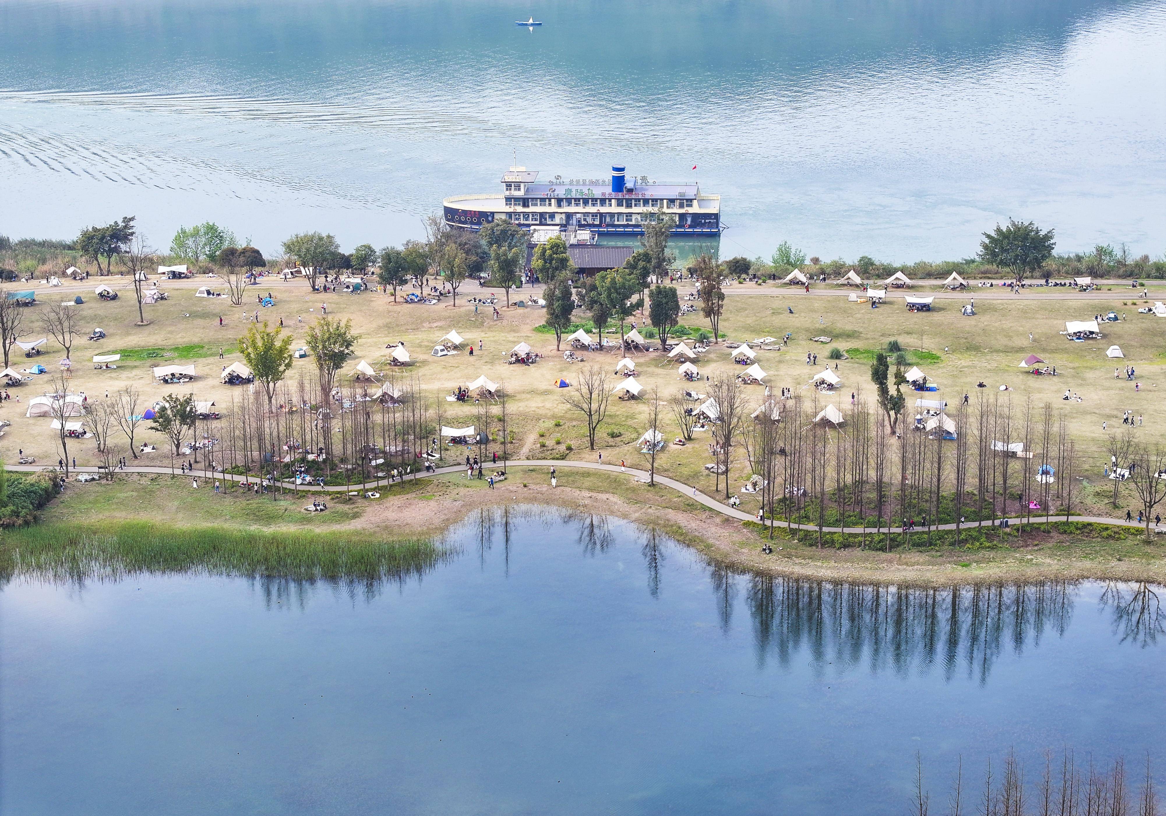 新华全媒长江上游最大江心岛成为生态大课堂