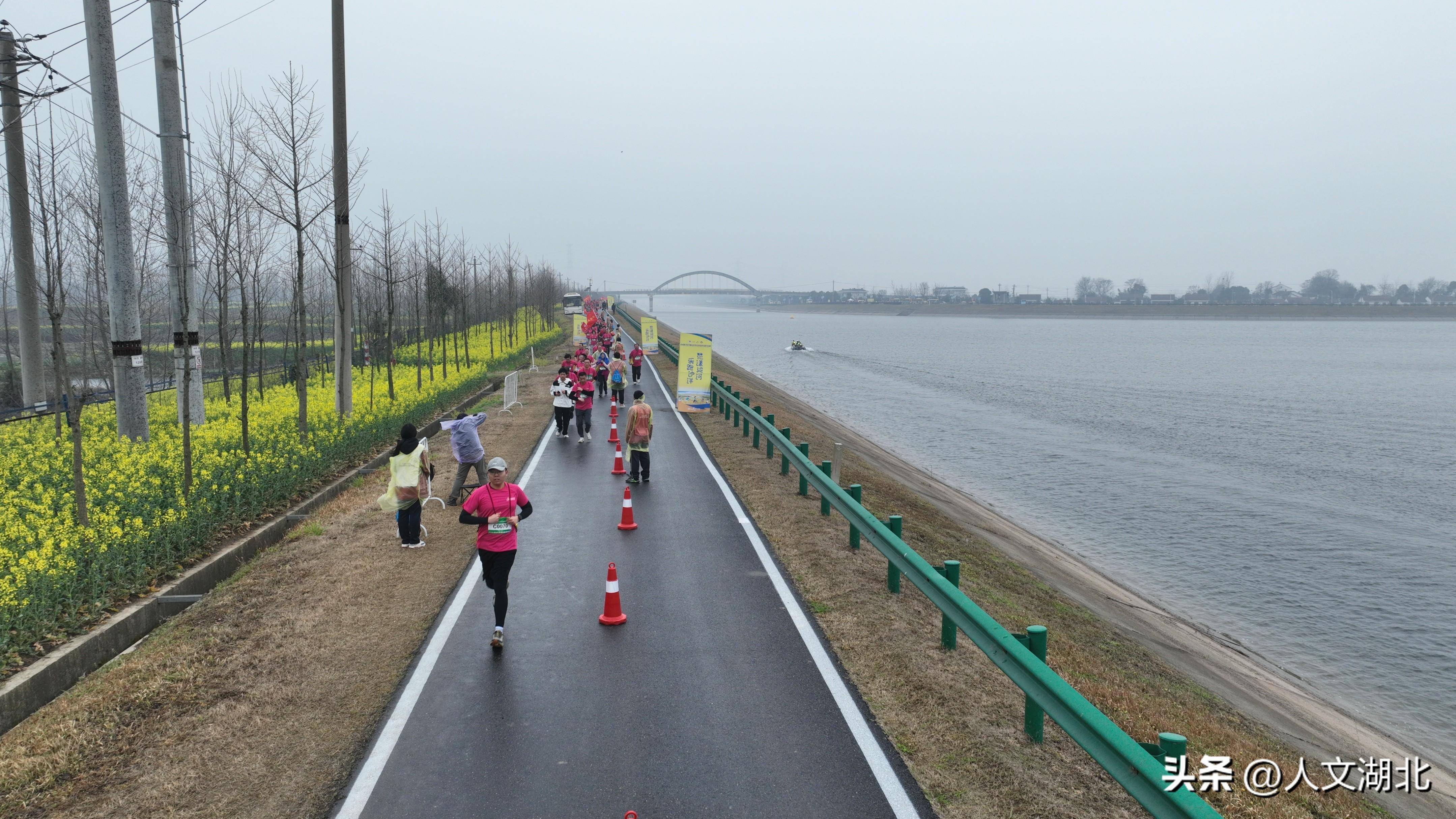 花漾大运河乐跑马拉松2024湖北沙洋江汉运河半程马拉松鸣枪开跑