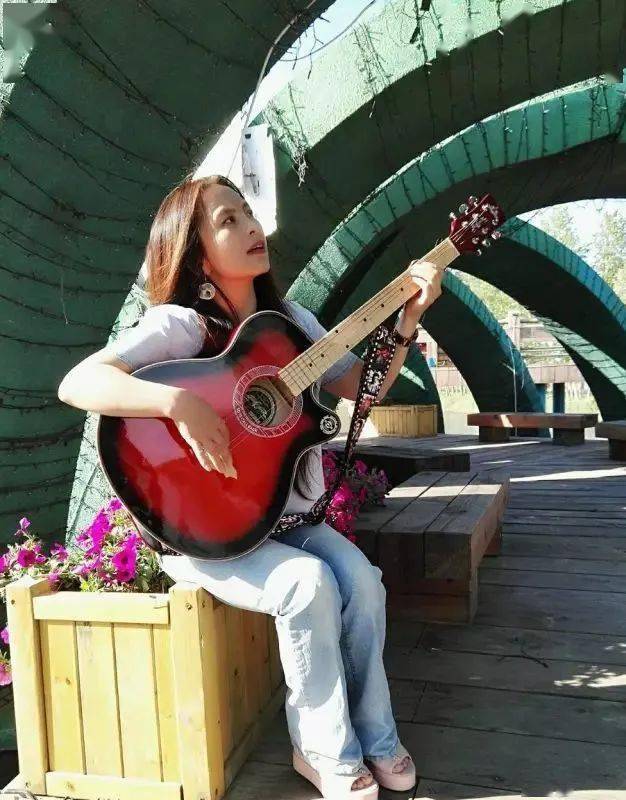 内心藏着一把再生之火来不及伸展的记忆,被你全盘席卷关上门,风雪就成