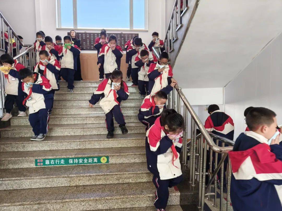 龙港区消防救援大队深入学校开展消防安全培训暨疏散演练活动