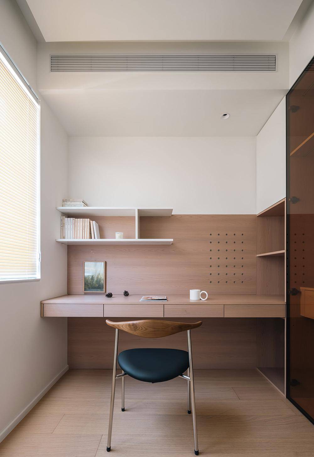 the warm wood color envelops the house, creating the ideal peace