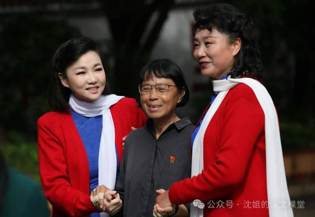 江姐的艺术形象,大家都很熟悉,蓝布旗袍,红色毛衣,洁白围巾.