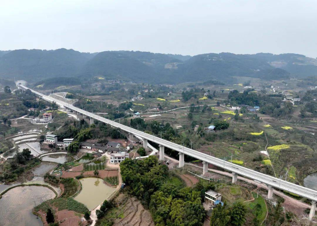 其中,渝昆高铁渝宜段位于重庆市和四川省境内,线路自重庆西站引出