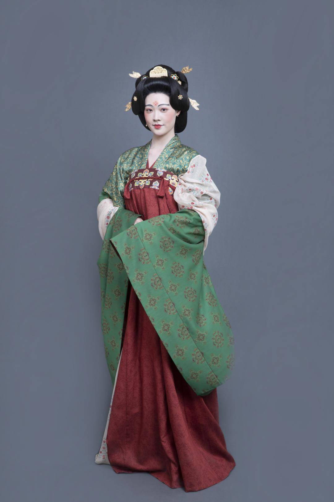 汲古润今北服服装文化与设计创新研究中心助力央视中国诗词大会婚服