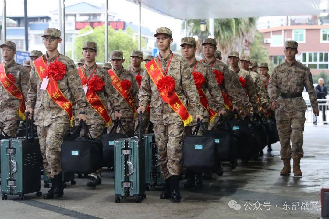 东部战区空军春季入伍新兵前来报到!_战友_部队_骨干