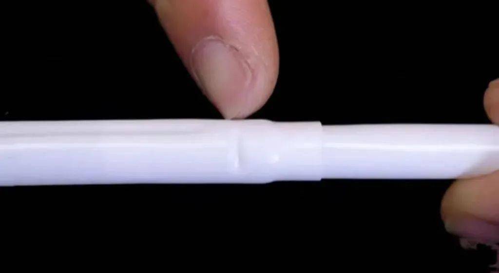 这样就不用担心吸管"跑路"了随后朝任意方向转动即可锁住这时吸管的