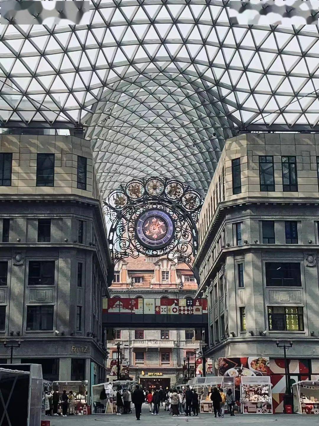 晚市￥598/位午市￥398/位成隆行·蟹王府(九江路店)注:餐厅周都是