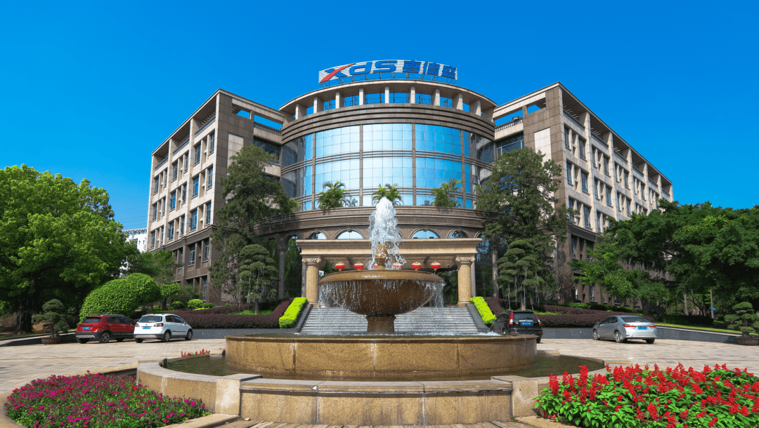 满园春色映花影,人文关怀筑梦行