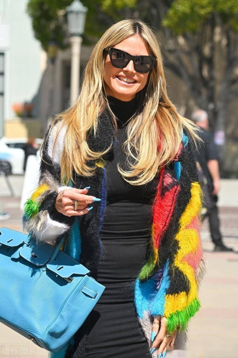 彩色毛衣开衫,黑色连衣裙,袜靴,hermes birkin手袋 墨镜时尚亮眼.