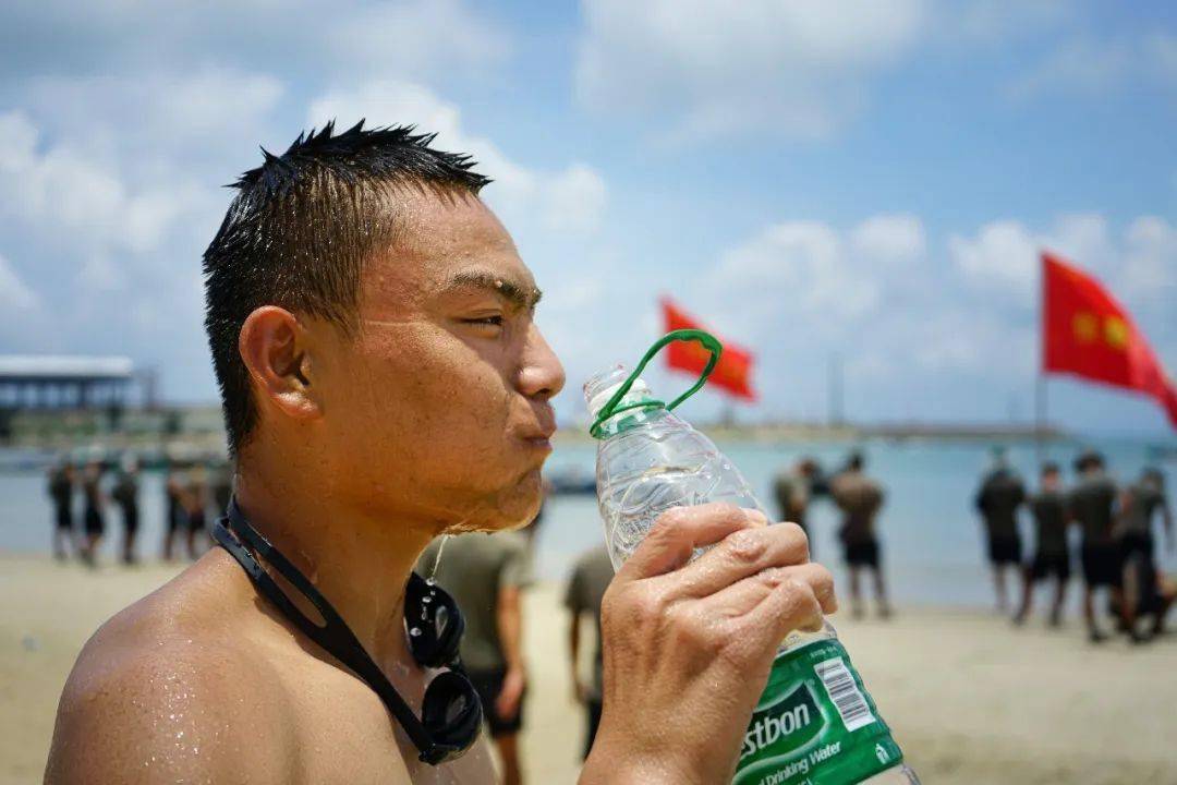 小时候借哥哥军装拍照的00后荣立二等功