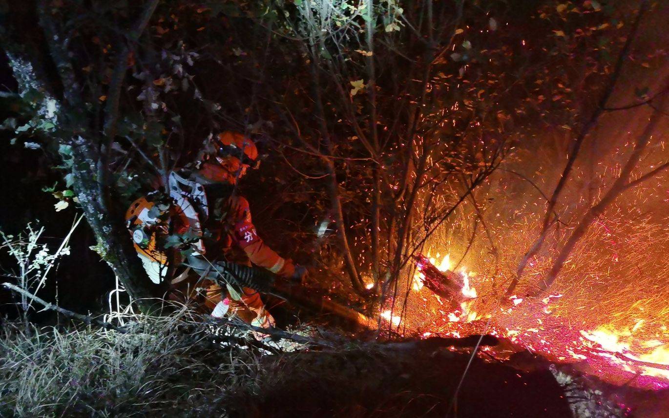 四川甘孜雅江县呷拉镇森林火灾正在扑救,无人员伤亡