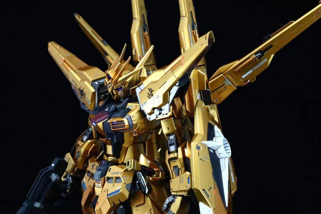 为了呈现光束反射装甲的设定,机体的涂装还是用了亮闪闪的金色,机体上