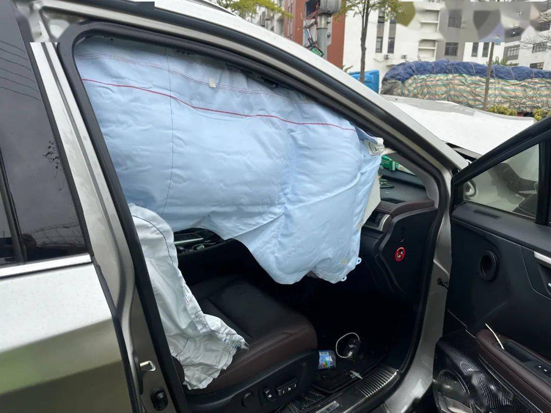 车头受损严重,车辆安全气囊弹出肇事车辆为一辆银色汽车顺德交警部门