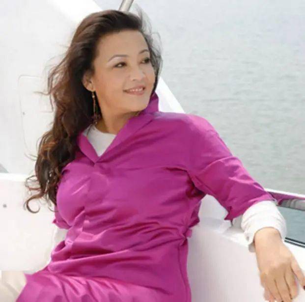 大s婆婆张兰不愧是网络高手学着大s的穿搭圈流量这波操作时机抓的真好