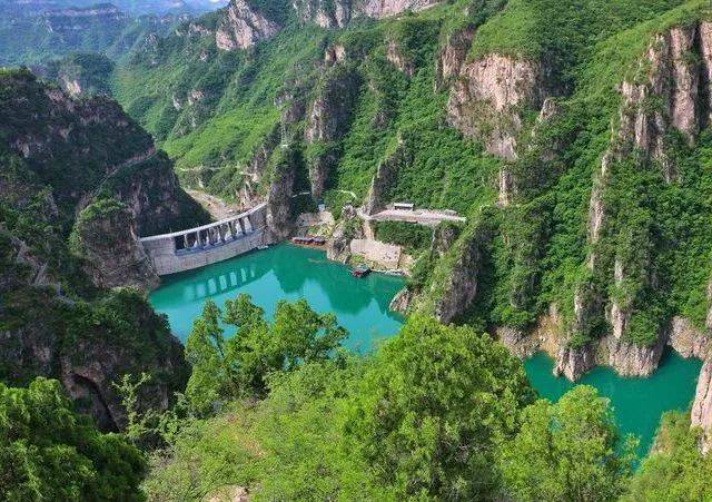 乘缆车上行游览景区:漫步山间绿色步道,上可登天梯上天王峰,二王峰