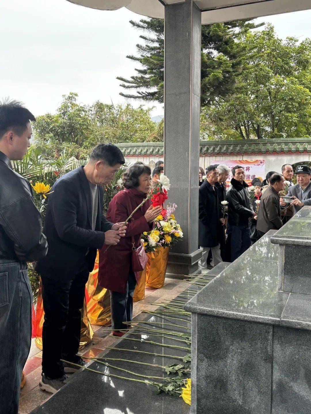 向烈士献花致敬少先队员献唱仪式上,由区委党史方志室主任陈学林带领