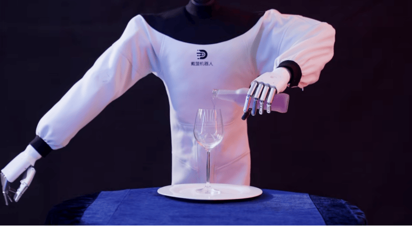紧接着,机器人又化身为滴试管的"实验助手";熨衣服的"家庭助手",倒酒