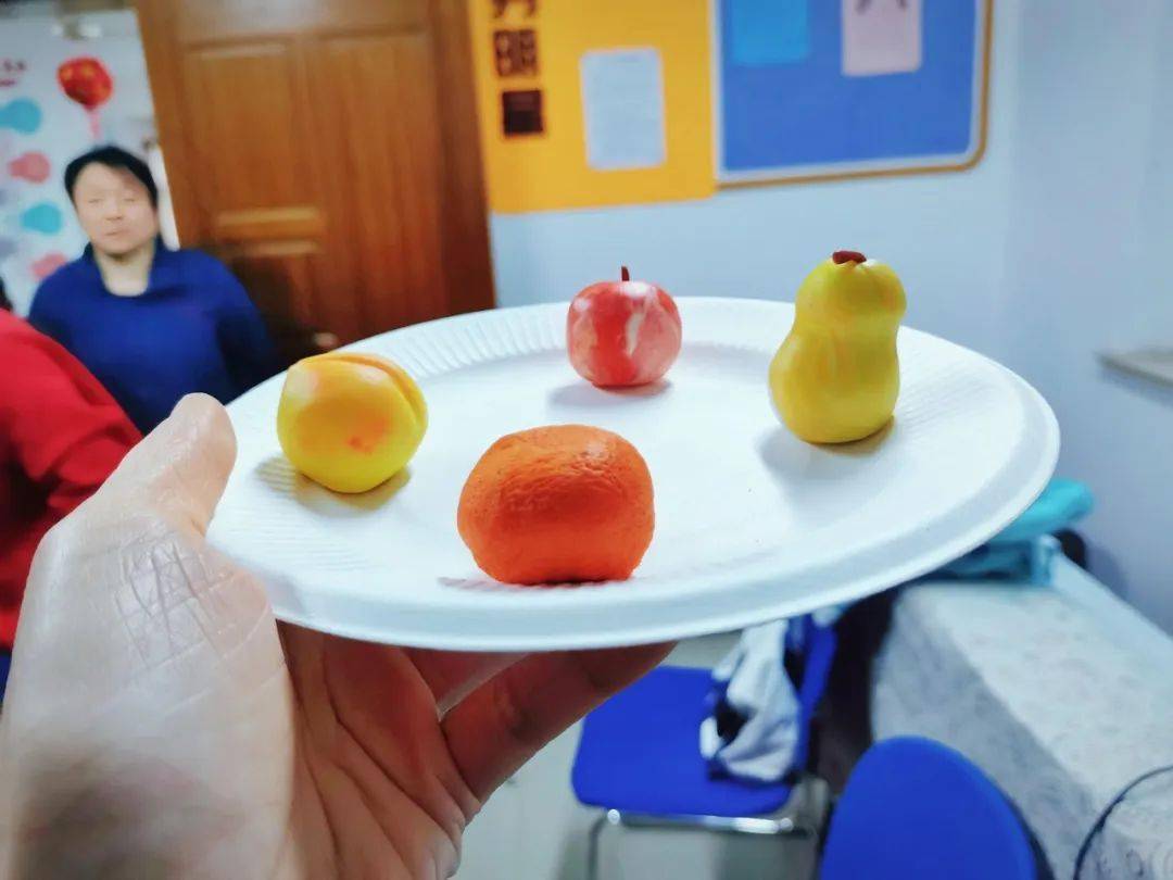 是家长和孩子们共同动手体验面塑制作