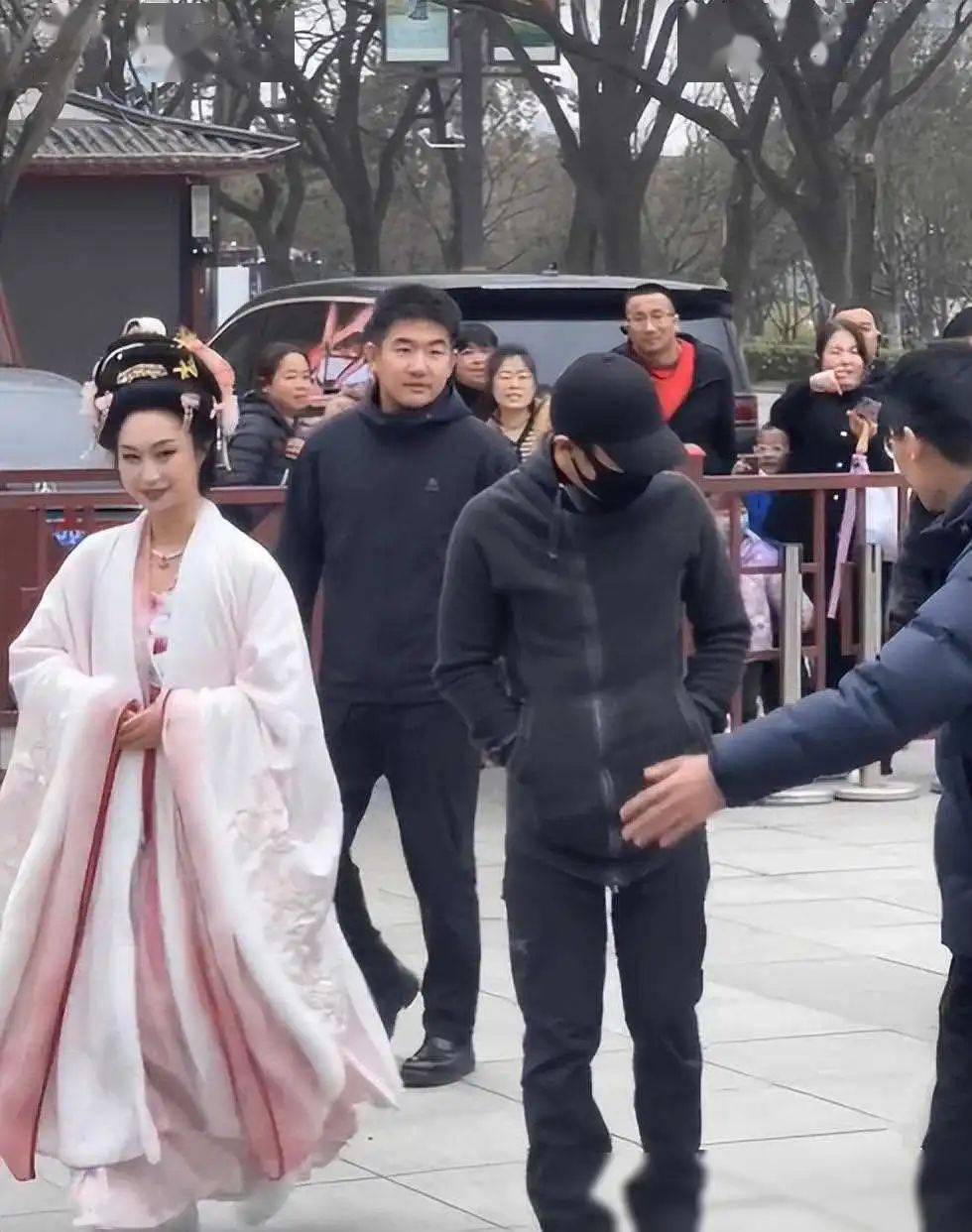 撒贝宁带女儿体验唐装,妻子李白高清素颜照曝光,皮肤松弛很显老_家庭