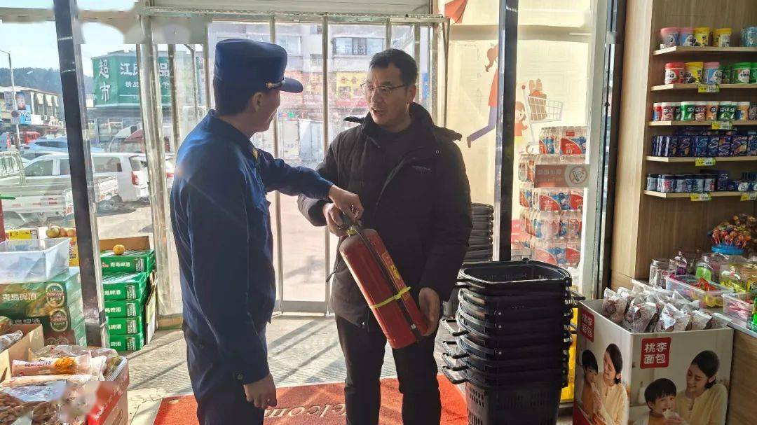 本溪县大队开展摆摊设点式消防宣传活动