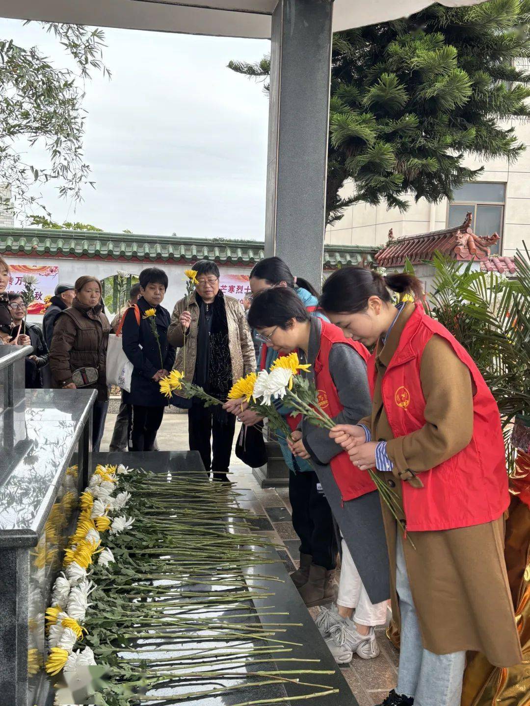 向烈士献花致敬少先队员献唱仪式上,由区委党史方志室主任陈学林带领