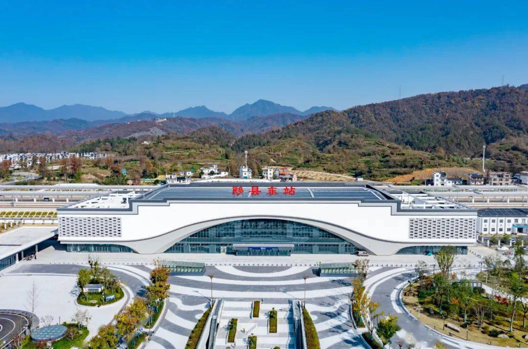 乘坐高铁至黄山北站,出站后换乘公交21路或高铁快线1路,约45分钟即可