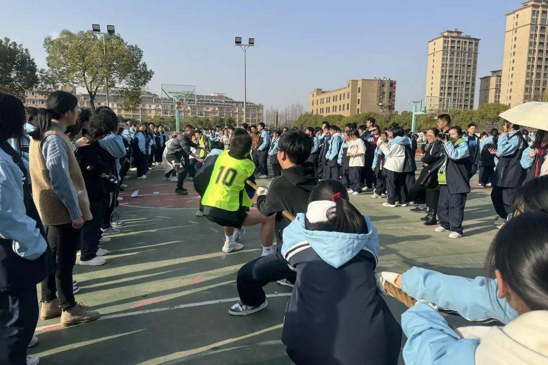 拔河凝心志青春绽芳华桐乡二中高一年级举办拔河比赛