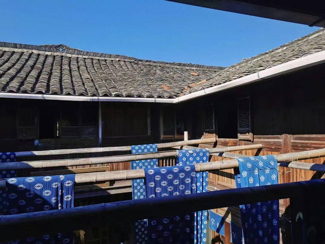 染坊老板娘名叫楼沙漠霜,是一位90后姑娘,村里人叫她"沙漠",如其名,有