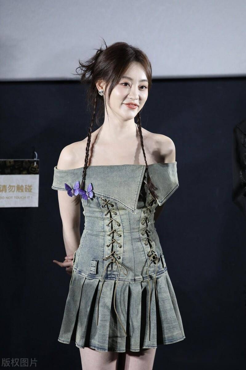 祝绪丹出席电视剧烈焰抖音追剧团活动一字肩短裙甜美俏皮