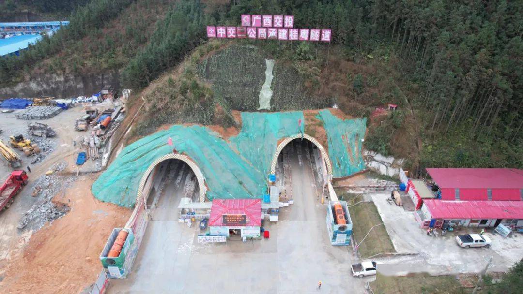 为连贺高速公路项目建成通车至此,该隧道已实现全幅贯通,右洞顺利贯通