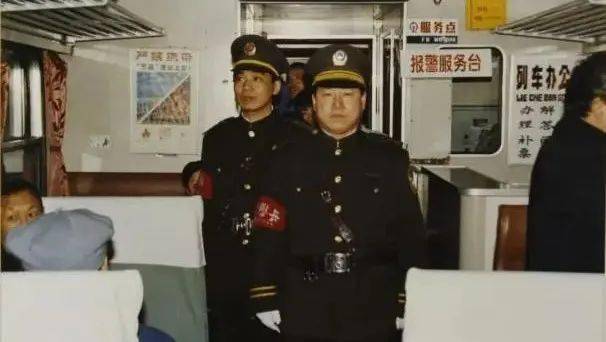 警用装甲车从简单的小皮带到装备齐全的八大件从复杂繁琐的小相机到